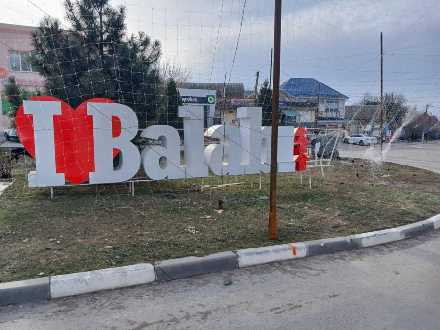 Наїхав автівкою і зник: у Запорізькому районі водій пошкодив інсталяцію (фото)