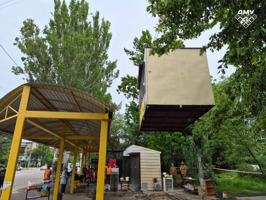 Попередження залишили без уваги: у Запоріжжі примусово прибрали незаконні МАФи біля зупинки (фото)