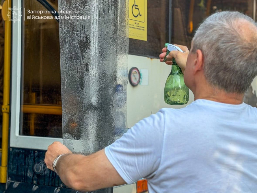Бронеплівка для громадського транспорту: у Запоріжжі захищають вікна автобусів, трамваїв і тролейбусів (фото)