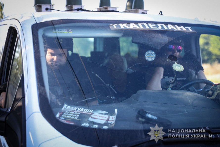 Дрон полював на евакуаційне авто: поліцейські вивезли трьох літніх жителів Новомиколаївської громади (фото, відео)