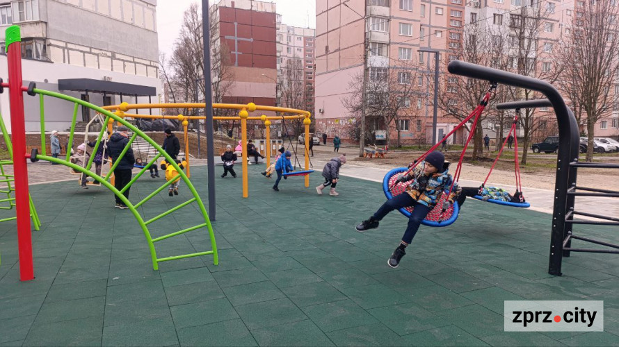 Великий дитячий майданчик та спортивні зони - у спальному мікрорайоні Запоріжжя оновили парк (фото)