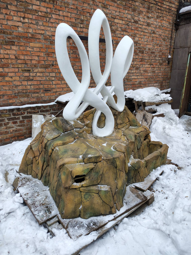 Символ єдності серед бойових прапорів: біля Оріхівської стели встановили нову скульптуру (фото)