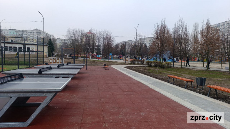 Великий дитячий майданчик та спортивні зони - у спальному мікрорайоні Запоріжжя оновили парк (фото)