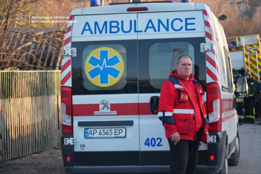 Ворог вдарив КАБами по Запоріжжю і Розумівці: поранені люди, розтрощені домівки та згорілі авто (фото, відео)