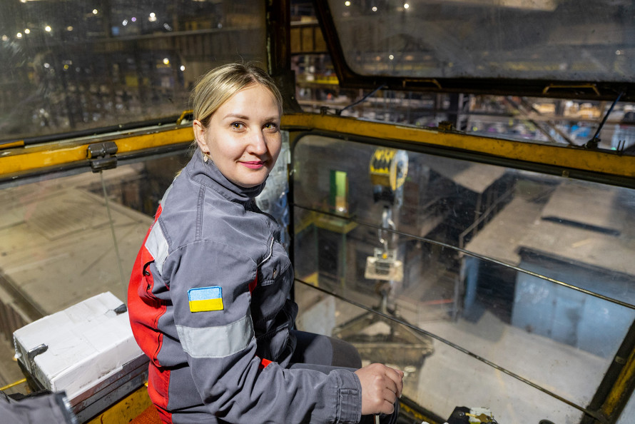 Працюють, волонтерять, чекають із фронту: історії стійкості запорізьких жінок