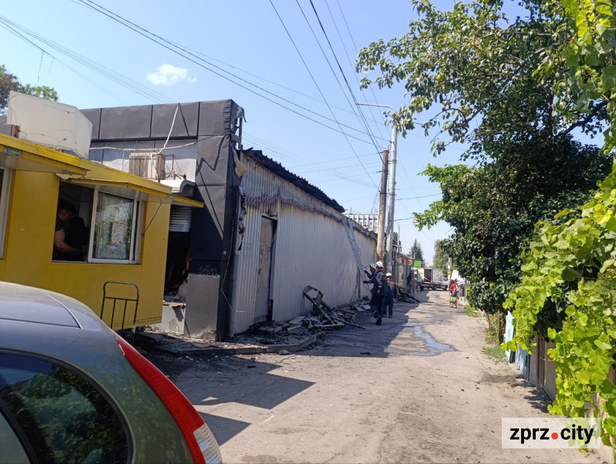 Троє загиблих і десятки поранених - у Запоріжжі триває ліквідація наслідків ранкових прильотів (фото, відео)