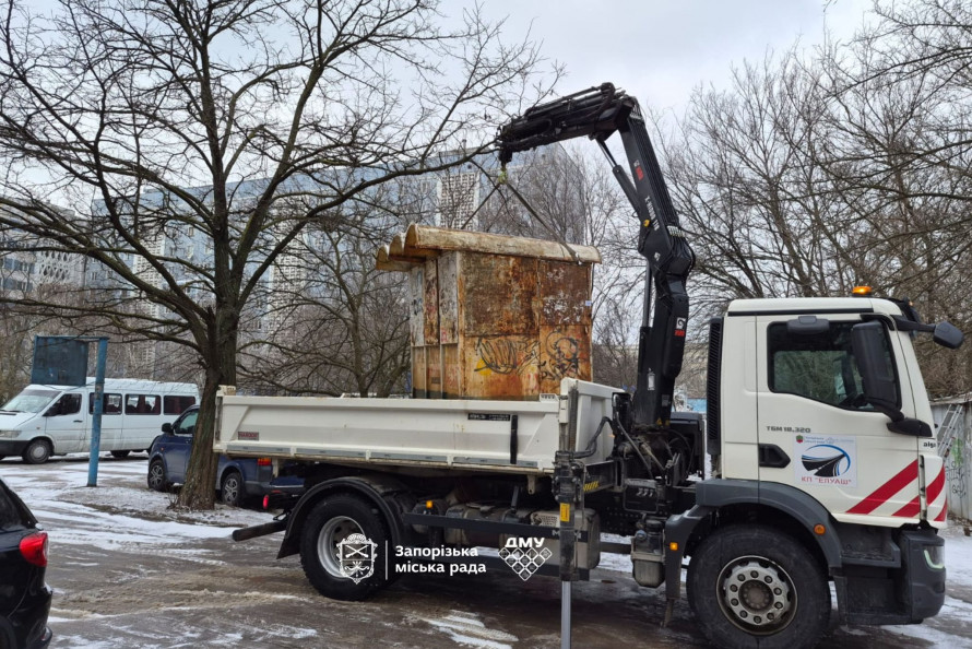 У Запоріжжі краном прибрали «довгожителя» — кіоск роками псував двір у Хортицькому районі (фото)