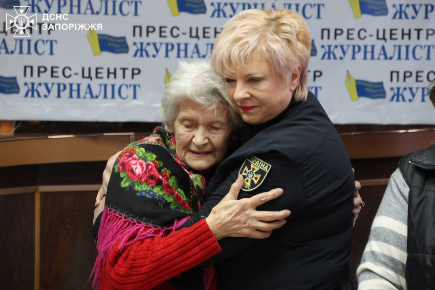 "Кожен хрестик — це врятована під час обстрілу 90-річна запоріжанка подарувала ДСНС власноруч вишитий рушник