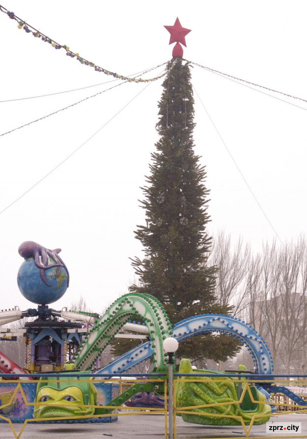 Казка мирних часів – як у Запоріжжі протягом 20 років змінювалася новорічна ялинка (фото)