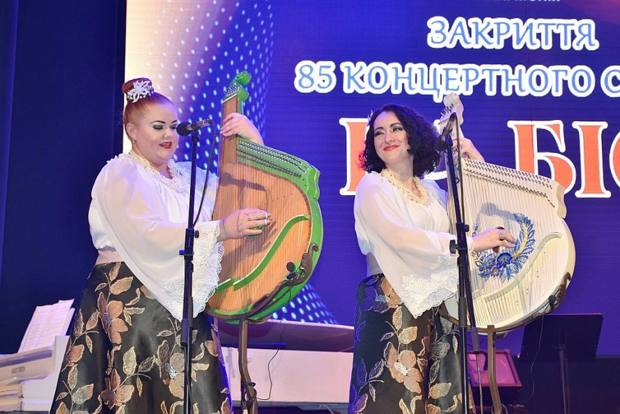Овації, «браво» і квіти у запорізькій філармонії тріумфально закрили концертний сезон