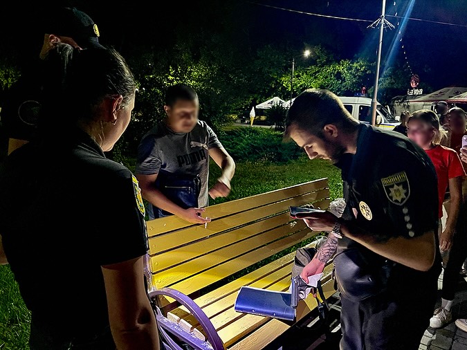 Побив і витяг пістолет - на пляжі в Запоріжжі молодик напав на підлітка (фото)