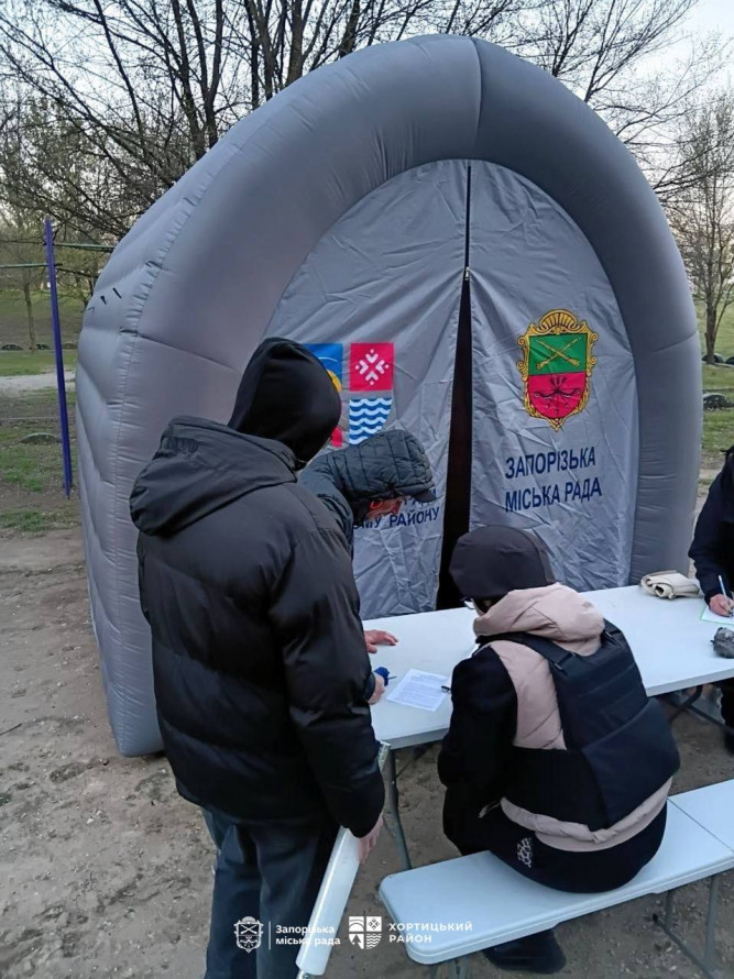 Наслідки ранкового обстрілу Запоріжжя: пошкодження, пожежі та розповіді очевидців (фото)