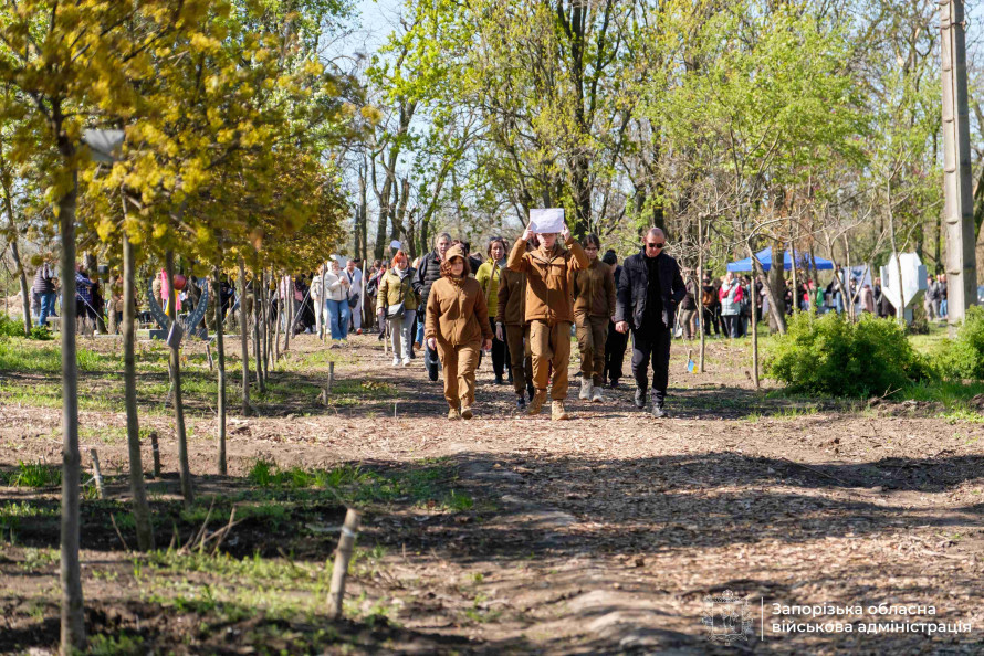 Жива пам’ять про Героїв: на Хортиці родини загиблих висадили 150 дерев (фото)