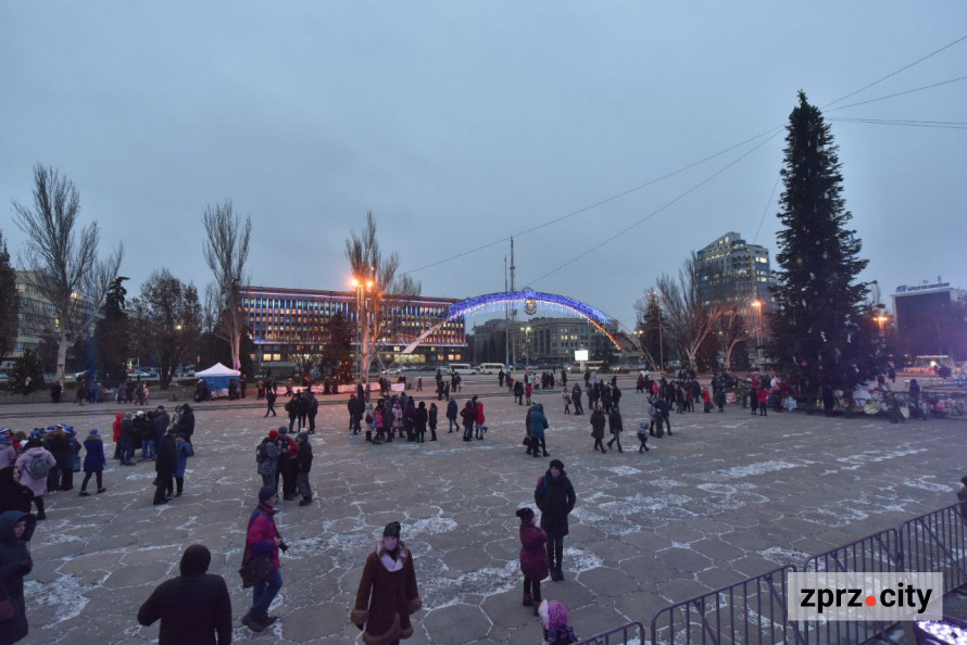 Казка мирних часів – як у Запоріжжі протягом 20 років змінювалася новорічна ялинка (фото)