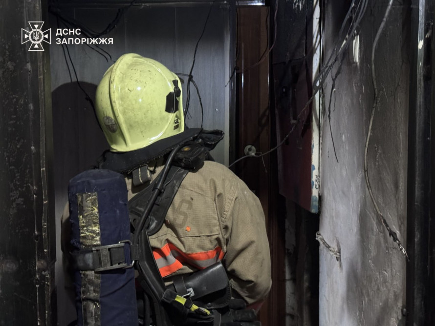 Спалахнуло в тамбурі: у Запоріжжі під час пожежі рятувальники евакуювали батька з дітьми (фото, відео)
