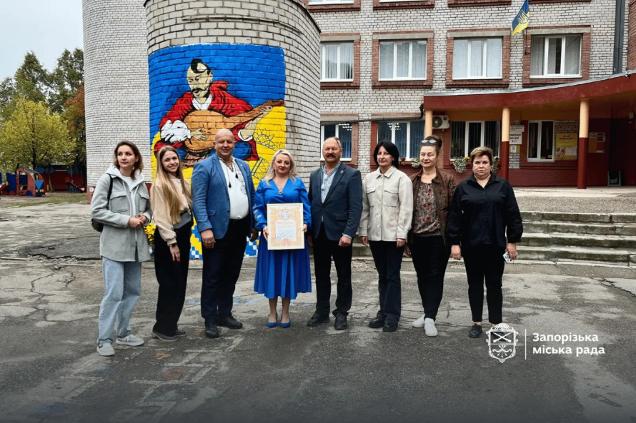Батьки та діти перетворили стіну гімназії на символ козацької незламності: у Запоріжжі відкрили новий мурал (фото)