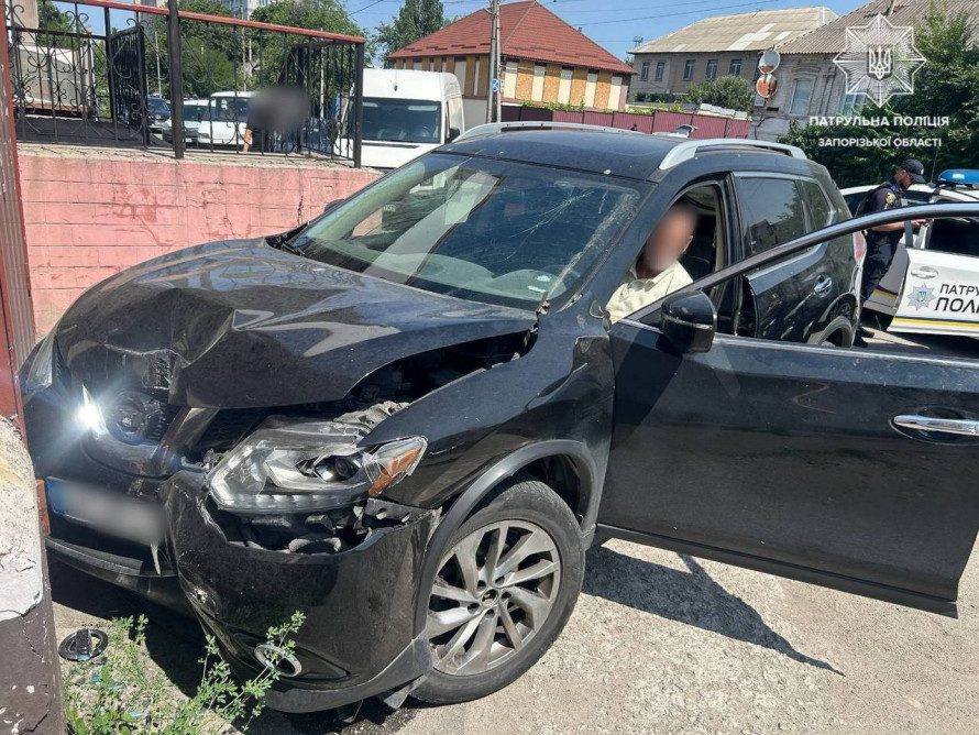 Алкоголь у 15 разів вище норми: у Запоріжжі водій розтрощив автомобіль об ворота (фото)