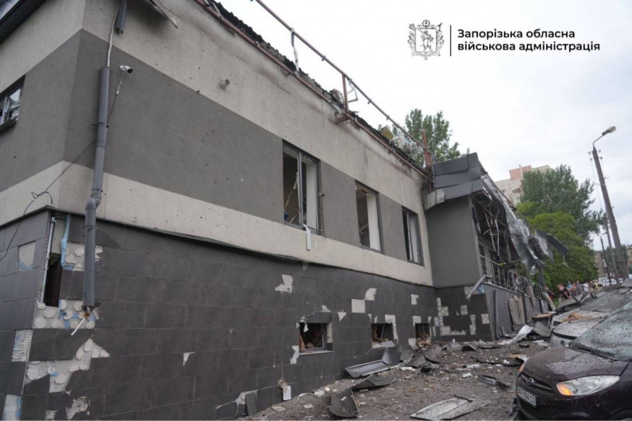 П'ять КАБів атакували Запоріжжя: під завалами шукають людей, серед поранених — дитина (фото, відео)