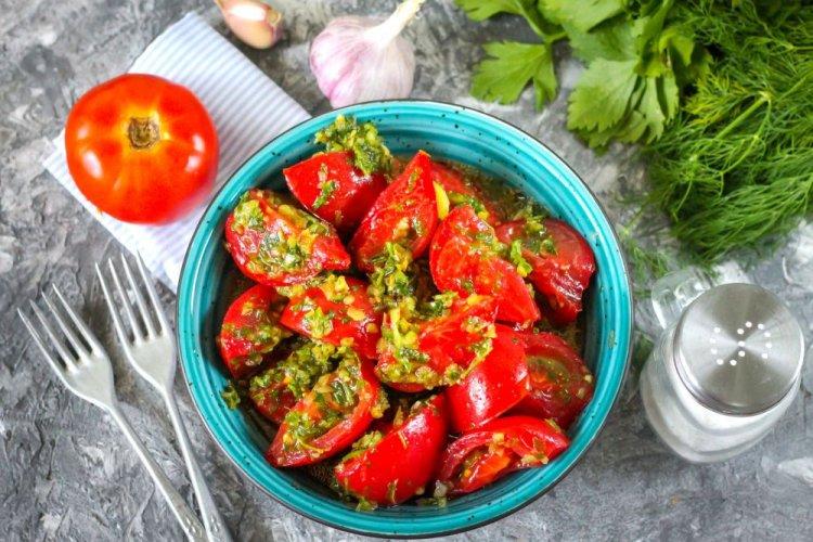 Помідори по-корейськи: два рецепти ароматної закуски з часником та зеленню