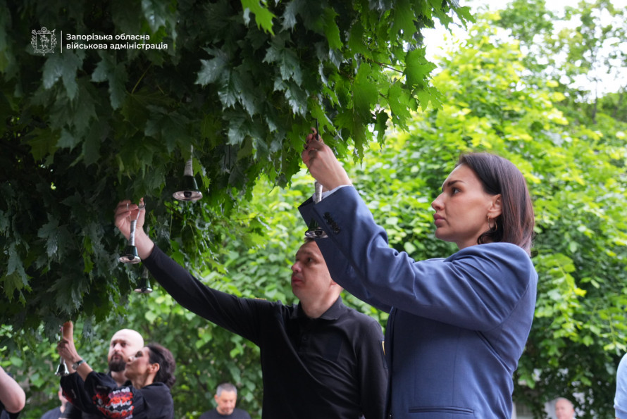 Дзвіночки замість голосів: у Запоріжжі вшанували пам’ять дітей, чиї життя забрала війна (фото)