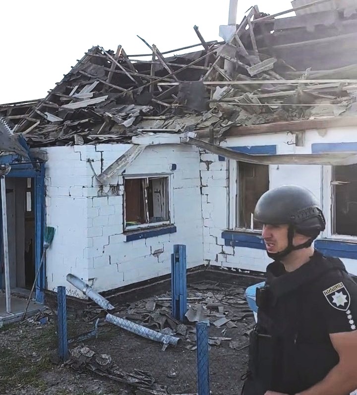 Відкопали чоловіка після прильоту КАБа: запорізький волонтер показав життя в Новоіванівці (відео)