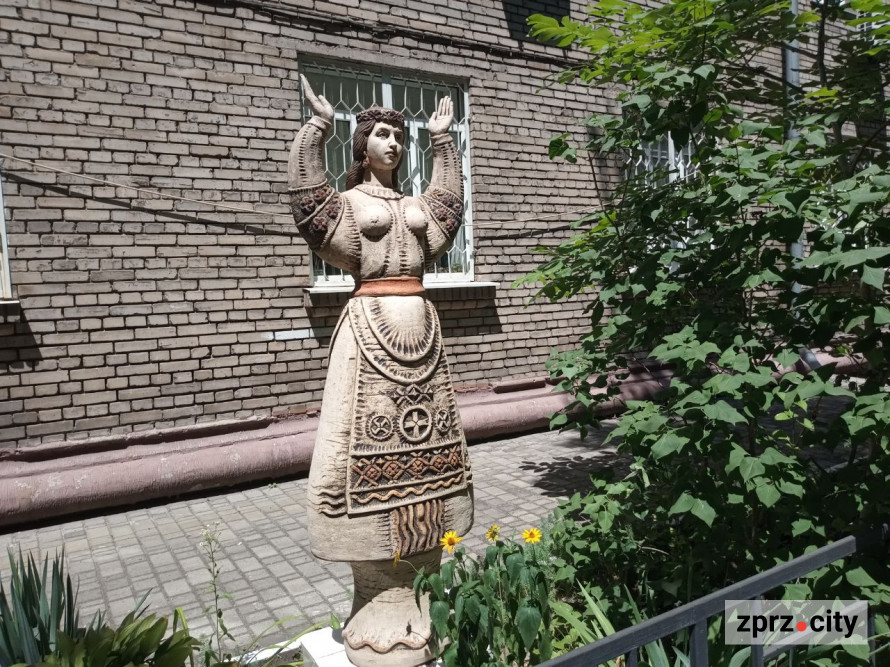 У центрі Запоріжжя стоять скульптури, зроблені дітьми - фото