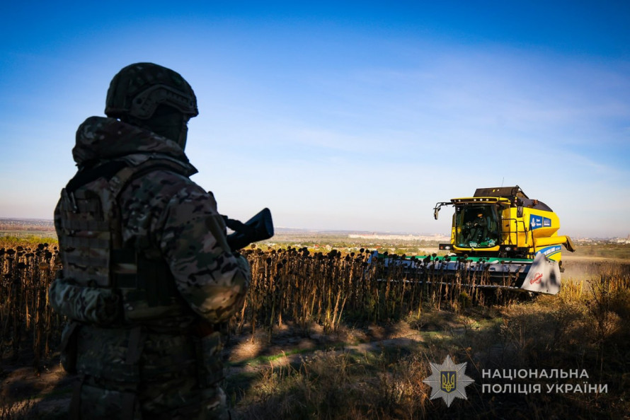 Жнива за 15 км від фронту: як на Запоріжжі спецпризначенці поліції прикривають аграріїв (фото, відео)