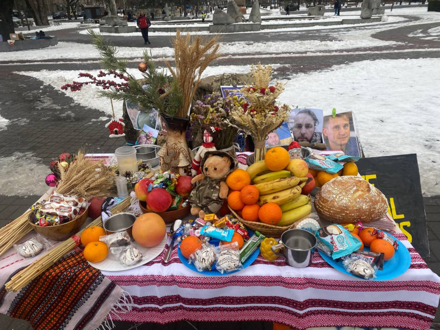 Четверте Різдво в полоні - у центрі Запоріжжя встановили ялинку з колючим дротом та стіл з порожніми стільцями (фото)