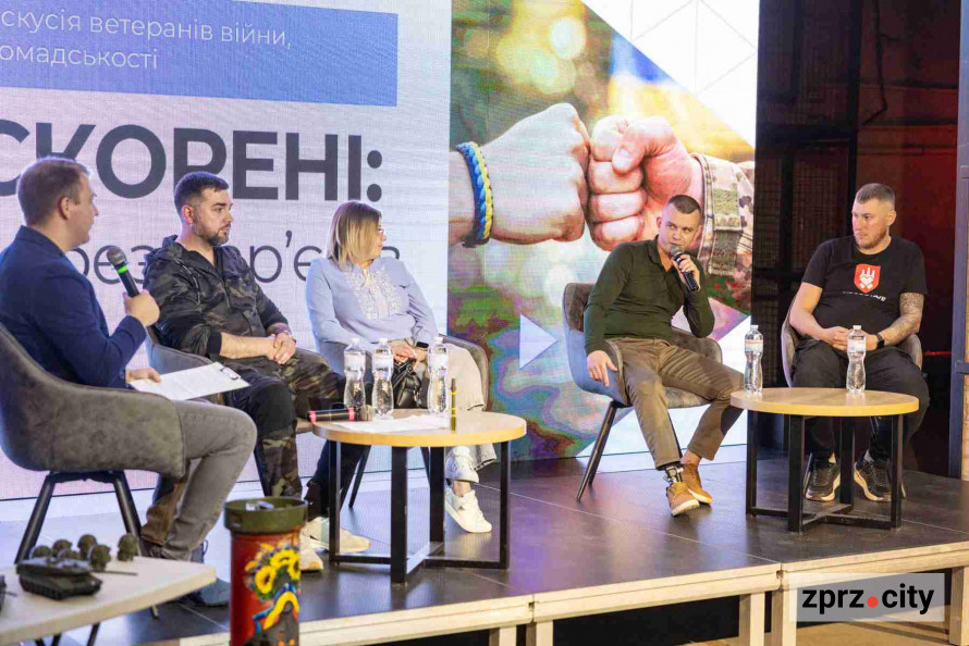 «Ми можемо тримати фронт, але не можемо тримати тил»: у Запоріжжі відбулася відкрита розмова ветеранів із громадою