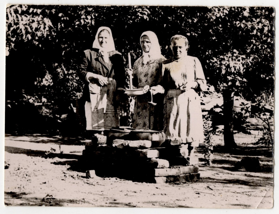 Коли село збиралося разом: як проходили поминальні дні на Запоріжжі в минулому столітті (фото)