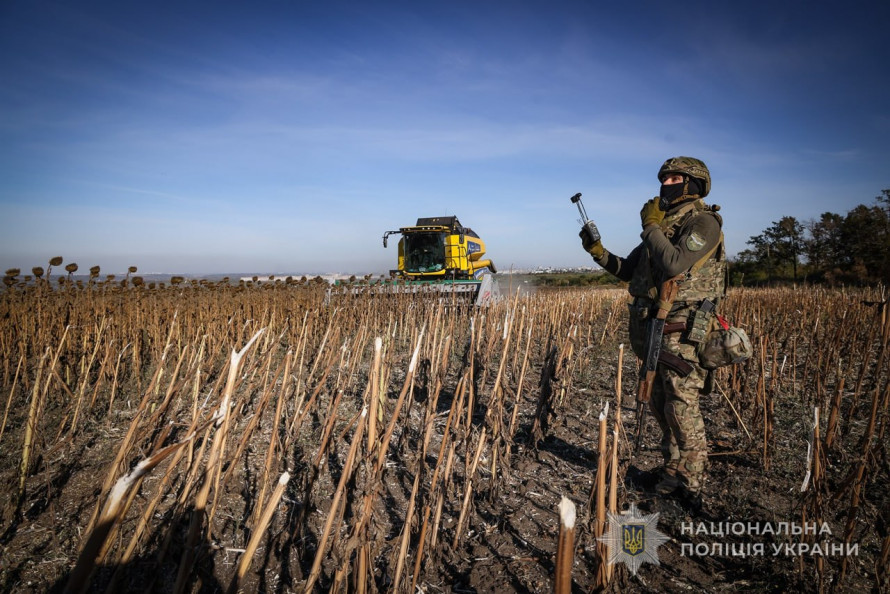 Жнива за 15 км від фронту: як на Запоріжжі спецпризначенці поліції прикривають аграріїв (фото, відео)