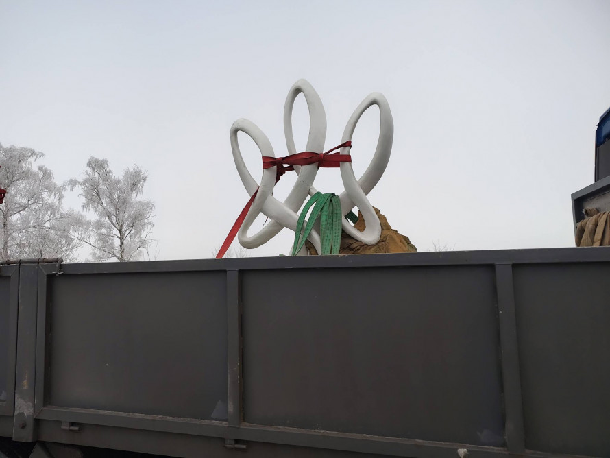 Символ єдності серед бойових прапорів: біля Оріхівської стели встановили нову скульптуру (фото)