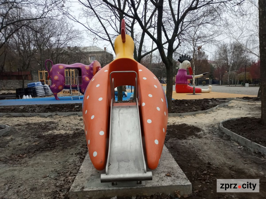 В одному із запорізьких скверів відкриють майданчик з фігурами фантастичних звірів - фоторепортаж