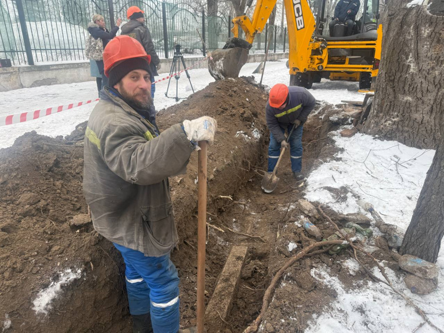 Кабель не витримав навантаження: у Запоріжжі енергетики повернули світло після аварії (фото)