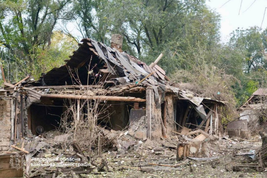 Одного вже немає, інший - пошкоджений: армія рф накрила з РСЗВ приватні будинки в Запоріжжі (фото, відео)