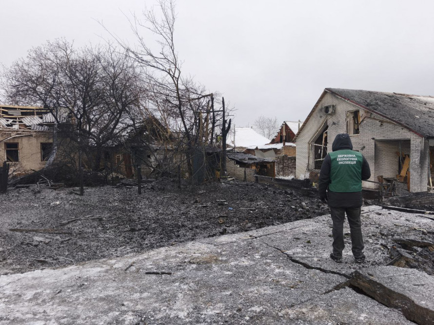 Величезні вирви та уламки довкола: в Запоріжжі екологи зафіксували наслідки удару керованими авіабомбами (фото)