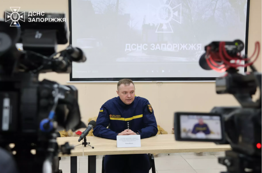 Вже готується до виписки: дівчина, яку дістали з-під завалів у Запоріжжі, уперше зустрілася зі своїм рятівником (фото)