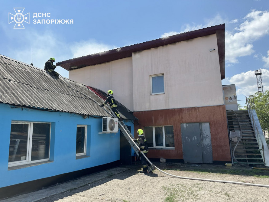 У Запоріжжі горіла майстерня: рятувальники назвали причину пожежі (фото)