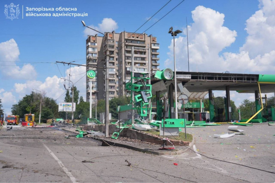 Людина згоріла у авто: армія рф вдарила керованими бомбами по Запоріжжю - що відомо (фото, відео)