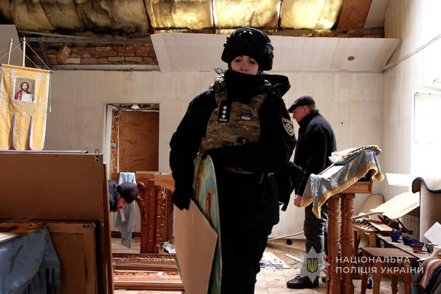 З прифронтового села Запорізької області вивезли ікони та інші церковні святині (відео)