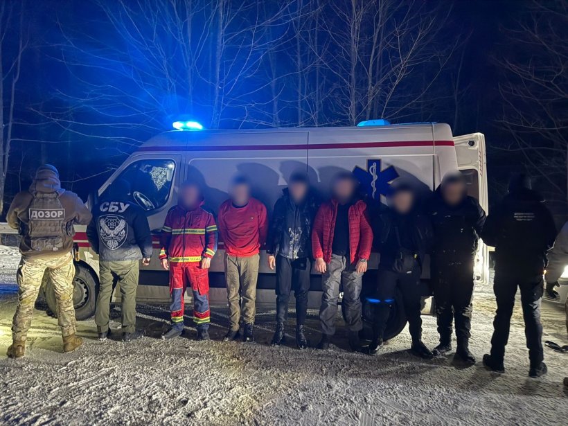 Маскувалися під пацієнтів: чоловіків із Запорізької області затримали біля кордону в кареті "швидкої" (фото, відео)
