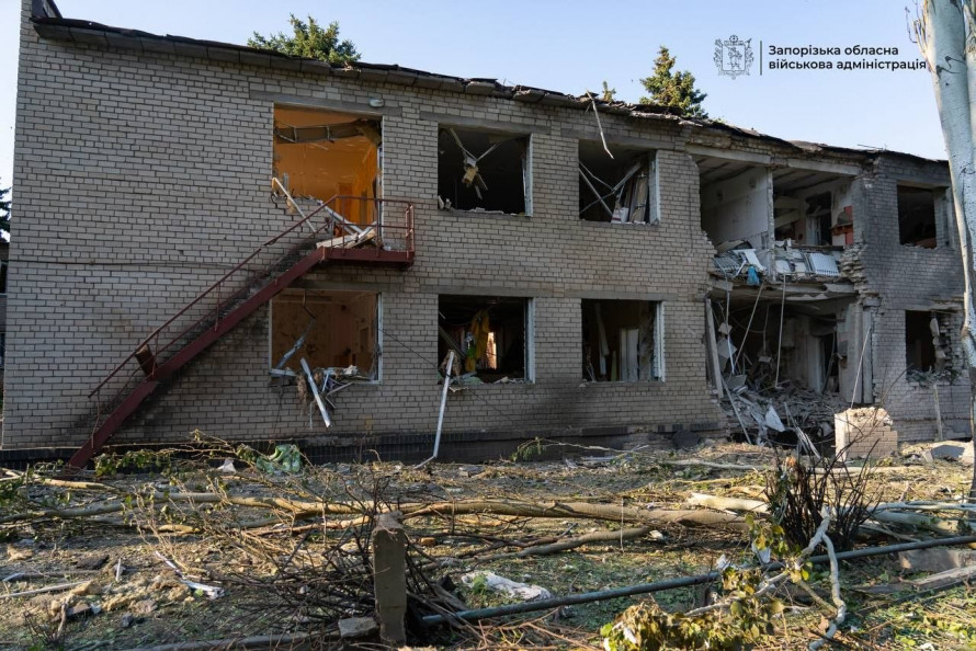 Росіяни вдарили по узбережжю Дніпра у Запоріжжі: через ранковий обстріл постраждала жінка (фото)