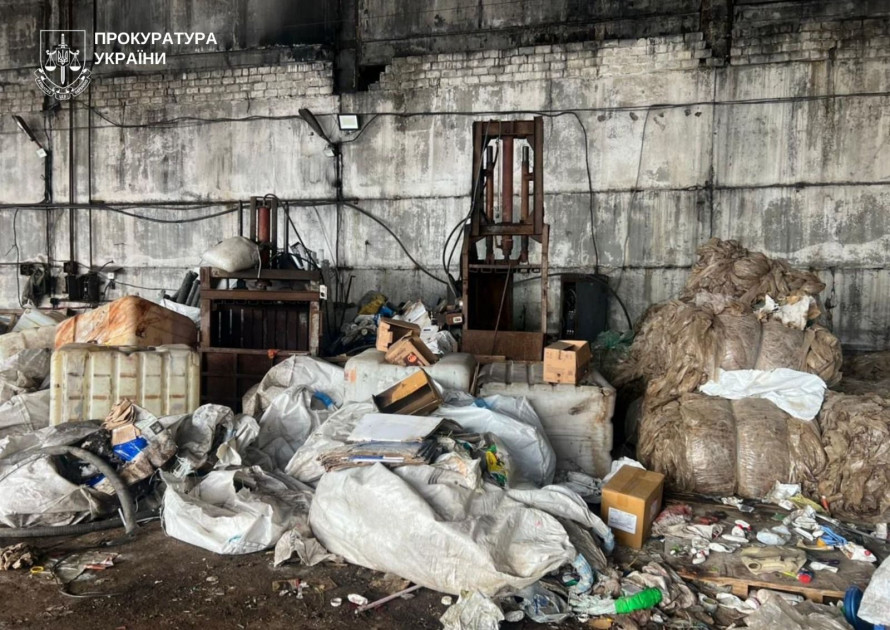 Небезпечні відходи цілий рік труїли землю: у Запоріжжі подружжя постане перед судом (фото)