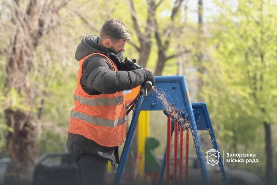 Повертають дітям простір для гри: у Запоріжжі відновлюють майданчик, пошкоджений ворожою атакою (фото)