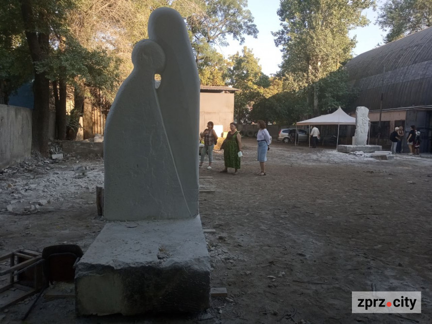 У Запоріжжі симпозіум митців завершився вражаючим підпалом скульптури - фото