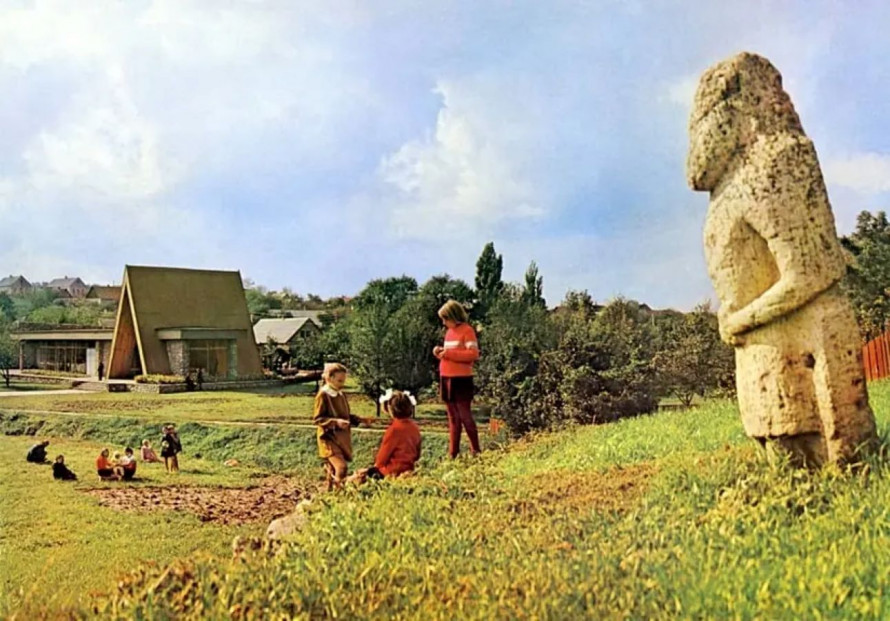 Коли і навіщо біля Запорізького дубу побудували музейний комплекс - фото