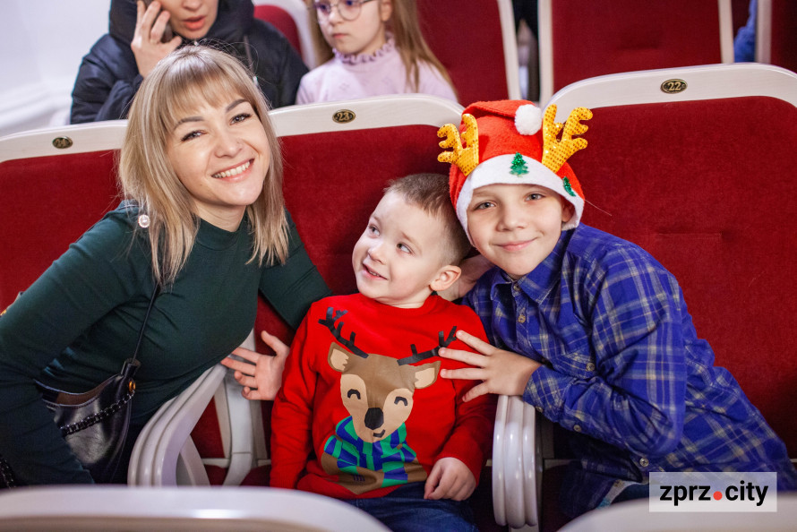 У Запоріжжі родини запоріжсталівців безкоштовно відвідали новорічні вистави