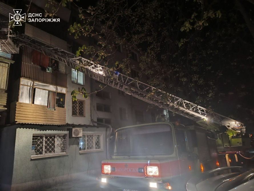 У Запоріжжі сталася нічна пожежа в багатоповерхівці: з вогню врятували чоловіка та жінку (фото)