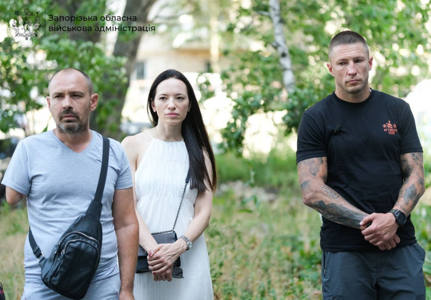 "Був нашим завжди усміхненим сонцем, живчиком" - у Запоріжжі з'явилася пам'ятна табличка на честь Героя Костянтина Опанасенка (фото)