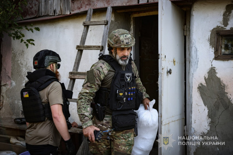 Дрон полював на евакуаційне авто: поліцейські вивезли трьох літніх жителів Новомиколаївської громади (фото, відео)